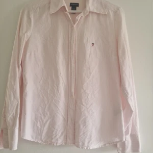 Gant skjorta, stl 36 - Fin rosavit randig skjorta från Gant. Stl 36
