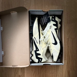 Nike Mercurial Vapor 15 Elite AG PRO - Skorna är i toppskick endast testade allt medföljer. Kan sänkas vid snabb affär 😊🙌
