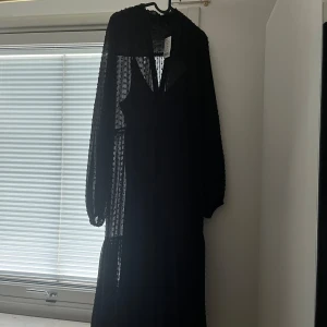 Lång svart klänning 🖤 - Jättevacker lång svart klänning köpt från GinaTricot i storlek 36 helt oanvänd (prislapp kvar) köpt för 499 kr