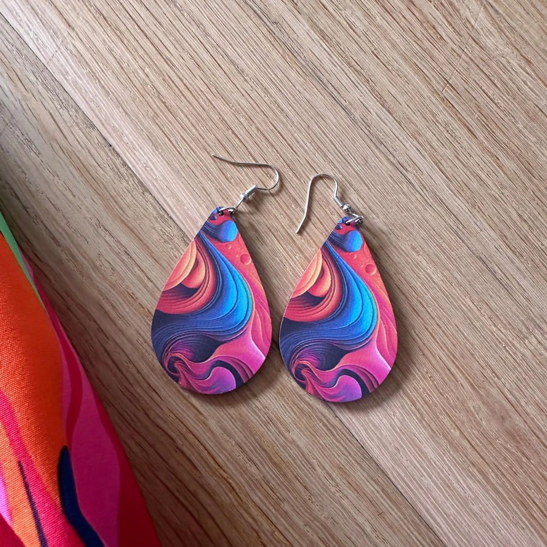 Matchande örhängen till färgglad blus