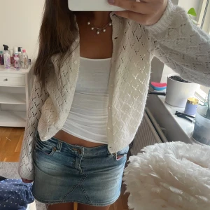 Stickad kofta - Jättefin stickad kofta köpt secondhand så vet därav inte märke❤️