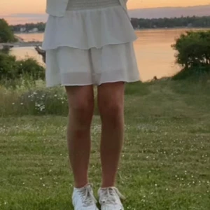 Vit Chelsea kjol - Säljer denna kjol från Chelsea. Nypris 449kr. Superfint skick och har används fåtal gånger. Pris kan diskuteras o skriv gärna om ni har frågor!🥰 (Passar även mindre och större storlekar då den är väldigt stretchig). 