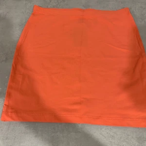 Fin kjol  - ny med prislapp kjol i storlek 36