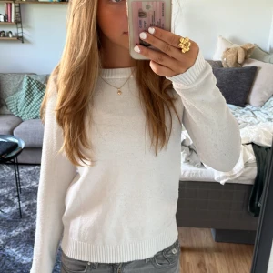 stickad tröja - säljer denna fina vila tröja i storlek xs som är i använt skick och inte löngre kommer till användning. inga fläckar eller andra fel på den endast täcken på användning. snygg och lätt att styla med jeans nu i sensommar/höst! skriv vid frågor!💕