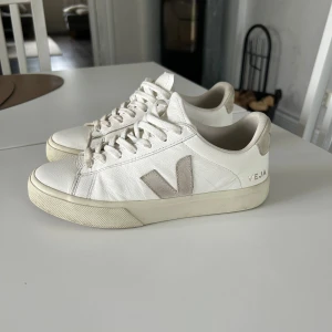 Veja sneakers - Säljer dessa veja sneakers i strl 39💞Jag köpte dom i våras så dom är använda men man ser skicket på bilderna🥰 Beställde dom från zalando för 1695kr