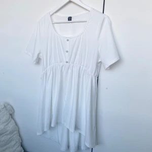 Vit tunika oanvänd  - Oanvänd Vit tunika i storlek XL/XXL(köpt under kategorin ”Curve” på shein). 3 Fina knappar vid bröstet, resår i midjan. Lite längre baktill. Otroligt skönt material, luftig och stretchig. 