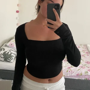 Svart långärmad tröja  - Långärmad tröja som är lite kroppad med en fin passform vid bröstkorgen 😊