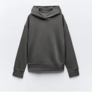 Zara hoodie - Hoodie från zara i storlek S. Säljer eftersom den inte kommer till användning 💓 skriv för egna bilder