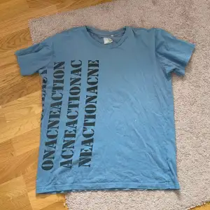 Jättefin ljusblå t-shirt från Acne! Den är min farsas gamla,  så den är ungefär 20 år gammal. Vet tyvärr inte storleken men passar mig som har S/M.