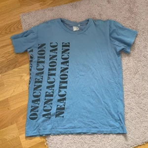 acne t-shirt! - Jättefin ljusblå t-shirt från Acne! Den är min farsas gamla,  så den är ungefär 20 år gammal. Vet tyvärr inte storleken men passar mig som har S/M.
