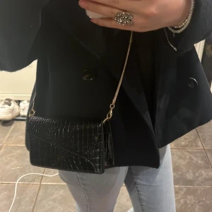 Söt väska - Liten väska från Gina tricot💞 helt oandvänd (nyskick) köpt för ungefär 2 år sen, hittar inte väskan på deras hemsida vet inte ordinarpriset.❤️ kan diskuteras sänka priset.