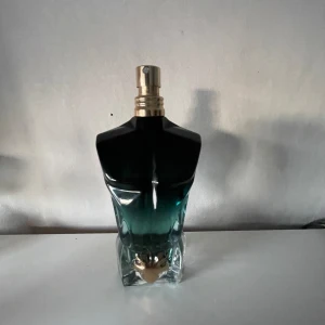 Le Beau Le Parfum  - Köpt för 1300 ungefär ny. Ny är 75 ml kvar så det är kanske 50 ml kvar skulle jag säga, en fantastisk sommar doft som jag har tröttnat på och inte behöver längre. Har förvarats mörk och svalt. Pris kan diskuteras.