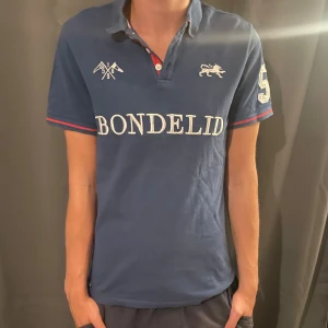 Bondelid piké  - Säljer nu denna fina Bondelid piken i nu skick! Storlek S ☀️🌊 Hör av dig vid funderingar! 