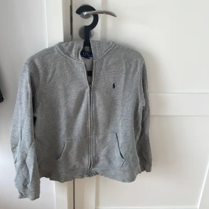 Polo Ralph lauren hoodie - Storlek 14-16 år 160cm bra kvalite och fläckfri nypris cirka 1500 hör av ifall du har några frågor eller funderingar 