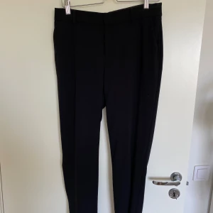Carin Wester kostymbyxor stretch slim fit - Använda med i mycket bra skick. Inget speciellt att anmärka på. Stretchiga och mycket bekväma.  Något stora i storleken så hade förmodligen passat någon med storlek 40.  Maskintvätt 40 grader  Material: 63% polyester 33% viskos 4% elastan