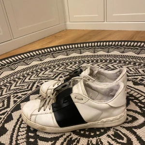 Valentino opens - Ett par ganska slita valentino opens men som är otroligt snygga i färgerna svart och vit. Hör av er vid funderingar, prisförslag osv. Låda+dustbag medföljer Ser till att tvätta upp dem lite extra om just du köper!!!