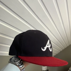 Fitted Cap  - Fitted Cap.  Atalanta Braves  Nypris: 500 kr  Mitt pris: 350 Size: 56,8cm  Skick: 9/10
