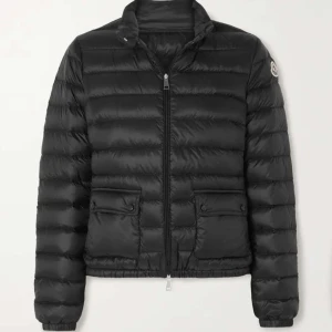 Moncler LANS SHORT DOWN JACKET - Moncler LANS SHORT DOWN JACKET Se bilder för passform osv🥂 Size: 2 Cond: 9/10 (använd ca 1 gång) Skriv vid fler frågor & funderingar🤩 Kvitto osv finns 