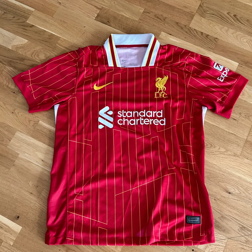 Jag säljer min Liverpool tröja som jag köpte men den är för stor. Det är Alexander Arnold på baksidan och den är riktig så hör av er om ni också vill lägga bud.. T-shirts.