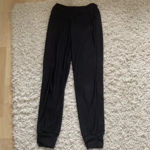 Tränings/mysbyxor. - Ett par tränings byxor som är lite pösiga. Antingen kan man ha de som ett par mysbyxor, eller ett par tränings byxor. De är väldigt bekväma.💕