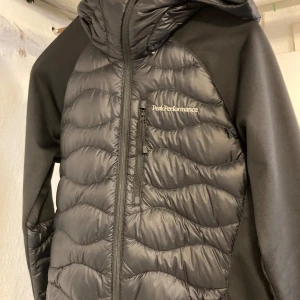 Peakperformance cardigans - Helt nya Peakperformance cardigans finns i storlekar XS, S och M