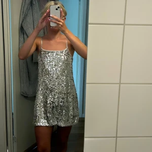 Paljettklänning  - Supercool paljettklänning i silver. Använd 1 gång på nyår så i jätte fint skick.