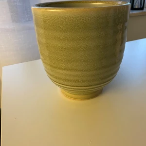 Fin kruka i grönt  - Se mått på bild  Fin grön kruka som ej är använd mer än testat men fel strl  