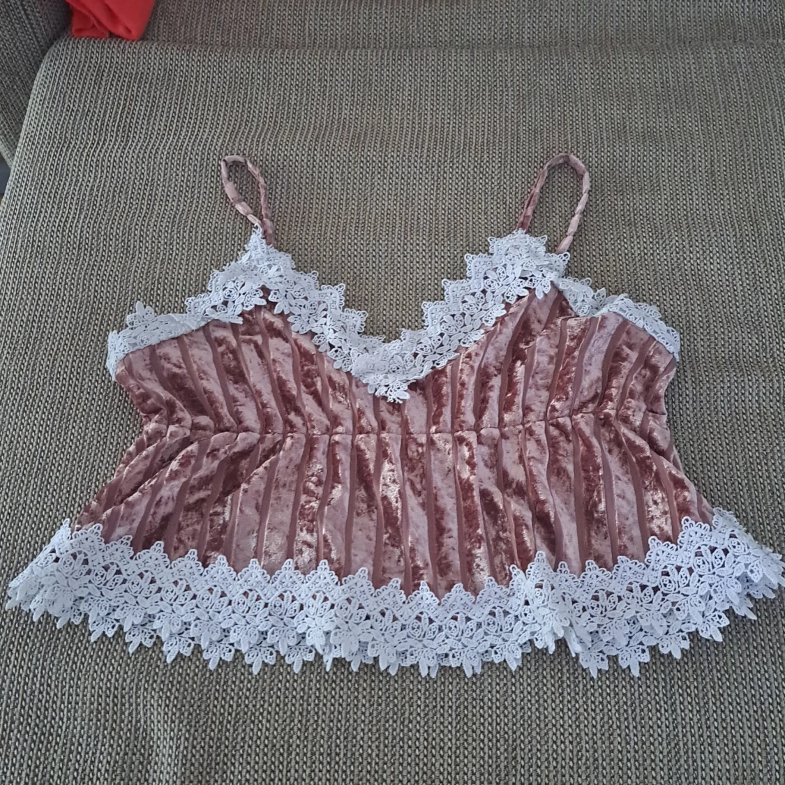 Rosa sammetstopp med spetsdetaljer - 90