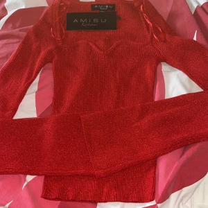 Glittrig röd tröja - Är helt ny med prislappen fortfarande på. Säljer då de inte är min storlek. Är i storlek S men passar även xs. Är från newyorker och nypris är 189kr. Köparen står för frakten ❤️