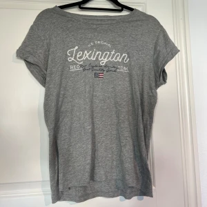 T-shirt  - T-shirt från lexington, fint skick. Frakt tillkommer