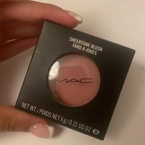 Helt ny Mac rouge/ blush i färgen peachy keen nypris 350kr. 