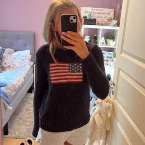 Polo tröja usa flagga - Interesskoll på min super fina Polo tröja med USA flagga💞 väldigt efter traktad, kom gärna med pris förslag🌟🌟 köpt för 5100kr💞