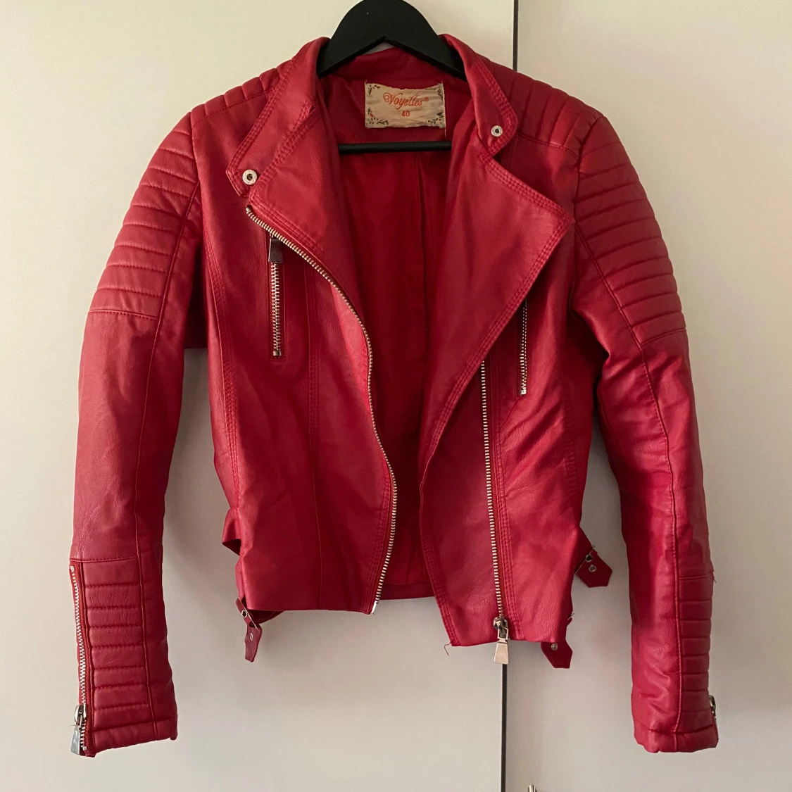 Röd skinnjacka