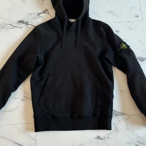 Stone island hoodie - Väldigt fin Stone island hoodie. Skick 7/10. (Personen på bilden är 182 och väger 65 kg) Hör av er om ni har några frågor!