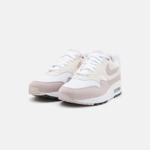 Nike Air max 1 87- - Brugt okay meget, men de fejler ingenting. Vasker dem self inden de bliver vasket, de mere lyserøde i virkeligheden. 