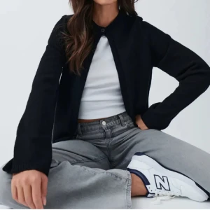 Kofta  - Svart kofta med en endast översta knappen, från Gina Tricot. Modellen ”one button Knit cardigan”🫶🏼 Säljer då jag aldrig fått användning av den, endast provad och lappen borttagen🤍