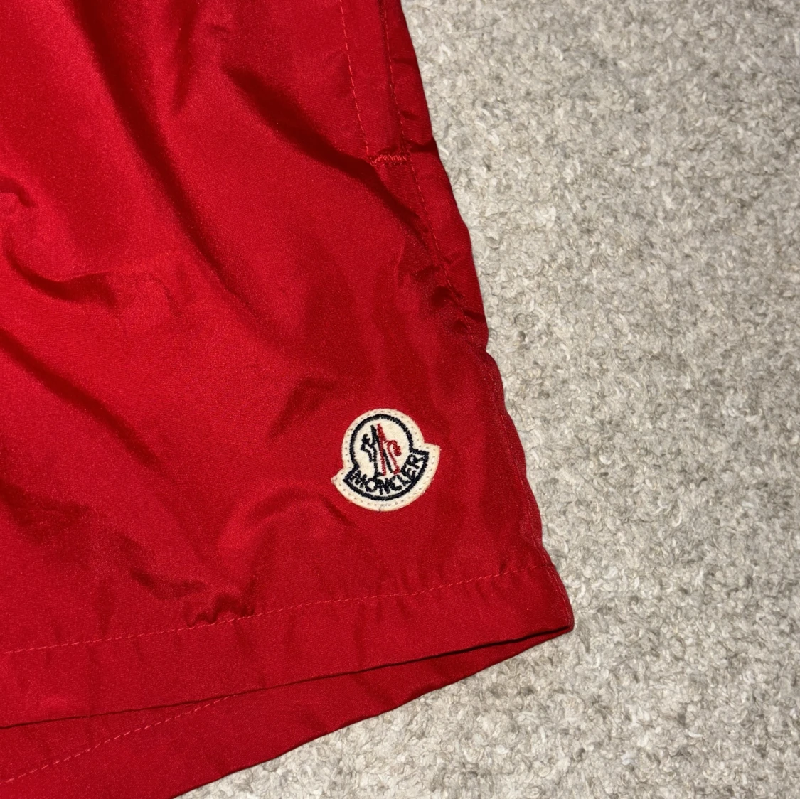 Röda Moncler badshorts  - 90