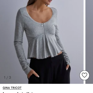  Lace top från Gina - Grå långärmad lite kortare lace top med detaljer på framsidan (storlek S). Stretchingt material och bekväm att ha på sig. Köpt på Gina Tricot med nypris: 260kr. Endast använd en gång så nyskick! Pris kan självklart diskuteras.