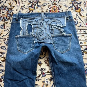 J-24E20 - Dolce & Gabbana jeans. Mått i cm: 41, Innerben: 88. Jag är 165