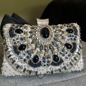 Väska - Fin väska jag hade till balen, tillkommer guldig kedja. Man ser även på bild 1 att vissa pärlor gått av.