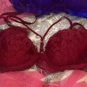 Röd bh med band - Helt ny utan prislapp 