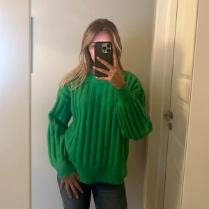 Grön stickad tröja från Vila - Mysig och snygg grön stickad tröja från VILA. Den är ganska väl använd men är fortfarande i bra skick (lite nopprig). 