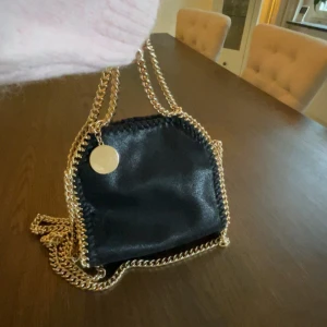 Stella McCartney liknande väska - Säljer min så snygga Stella McCartney liknande väska med guldkedjor!!💖 Jättefint skick!😍