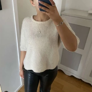 Stickad trekvarts  - Säljer denna super fina tröja då den inte kommer till användning. Köpt här på Plick men använd ett fåtal gånger så den är därför i bra skick! 💕