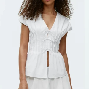 Topp med knytdetalj från arket  - Topp med knytdetalj från arket, endast använd två gånger 