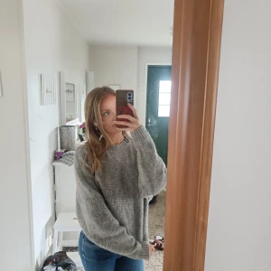 Grå stickad tröja - Grå stickad tröja med långa ärmar 