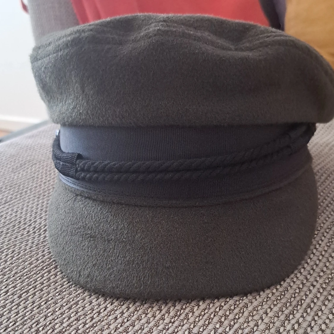 Grön keps med svart band - 90