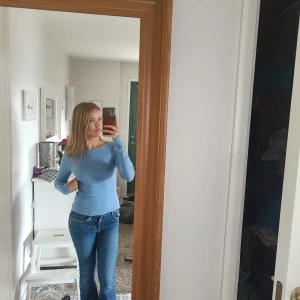 Blå långärmad - Blå, tajt långärmad tröja med låg rygg