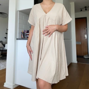 V-neck linne klänning - En jätte fin beige linne klänning. Skön och luftig att bära. Mjuk material. 