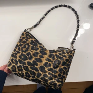 Leopardmönstrad väska - Säljer nu min trendiga leopardmönstrade väska eftersom den tyvärr inte längre kommer till användning 💘 Skicket av väskan är bra, men det förekommer spår av användning. Skriv privat vid frågor 💞
